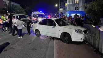 Kocasinan'da trafik kazası: Otomobil savrularak bina duvarına çarptı