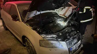 Niğde'de site otoparkında park halindeki araç alevlere teslim oldu