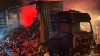 TEM Otoyolu'nda tekstil yüklü tırın motorundan yükselen alevler aracı küle çevirdi