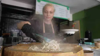 Hatay'da depremin yıktığı hayallerini el yapımı makarnalarla yeniden inşa etti