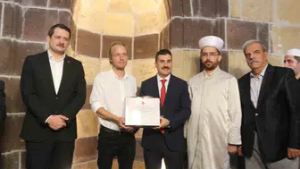 Van'a gelen Letonyalı turist İslamiyet'i seçerek Veysel ismini aldı