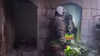 Antakya'da metruk binada korkutan yangın: Ekipler alevleri büyümeden durdurdu