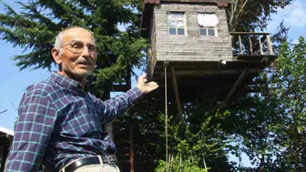 85 yaşındaki dede torununun hayali için 90 yıllık meşe ağacını mesken tuttu