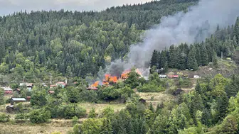 Kastamonu Deresökü köyünde bir evde başlayan yangın dört binayı küle çevirdi