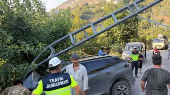 İskenderun'da direksiyon hakimiyeti kayboldu: Otomobil elektrik direğine çarptı