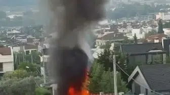 Bursa'da park halindeki otomobil alevlere teslim oldu: Araç hurdaya döndü