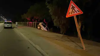 Erdemli'de kontrolden çıkan otomobil tabiat parkının çitlerinde asılı kaldı