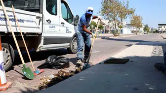 Didim'de yağışlı günler öncesi altyapı mesaisi: Mazgallar tek tek temizleniyor