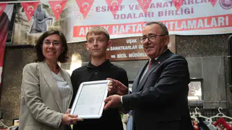 Uşak'ta 46 yıllık terzi Yücel Karabulut yılın ahisi seçildi