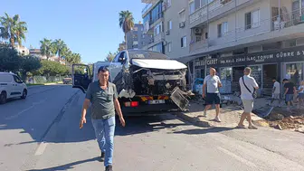Alanya'da kontrolden çıkan otomobil dehşet saçtı: Durakta bekleyenlere çarptı