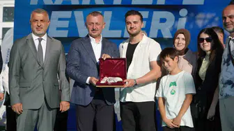 Kartepe'de 144 aile yeni yuvalarına kavuştu: Başkan Büyükakın'dan kentsel dönüşümde 'zehirli dil' uyarısı