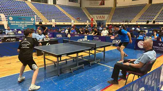 Van, 20 şehirden 220 genç sporcuyu masa tenisi masalarında buluşturdu