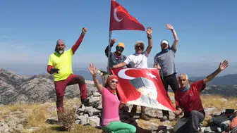Muğlalı dağcılar 1745 rakımlı Ayıçtu Zirvesi'ni Gaziler Günü için bayrakla donattı