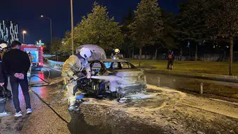 Bakırköy'de seyir halindeki otomobil motor kısmından çıkan yangınla küle döndü