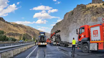 Tercan yolunda seyir halindeki tır balatalardan çıkan kıvılcımlarla küle döndü