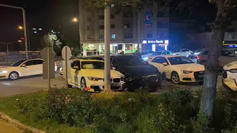 Erzurum'da gece yarısı kavşak kazası: İki araç hurdaya döndü