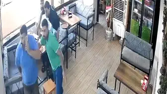 Şanlıurfa'daki 5.4'lük depremde lokantada panik anları kameraya yansıdı
