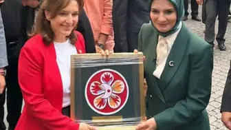 152 yıllık süzene makinesinden çıkan tarih: Hilal-i Ahmer amblemi Bakan Göktaş'a takdim edildi