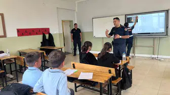 Bilecik'te jandarma ekipleri öğrencilere dijital dünyada korunmanın yollarını anlattı