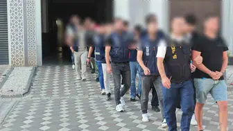 Borsa yatırım vaadiyle 4,5 milyon liralık vurgun yapan şebekeye 8 ilde darbe