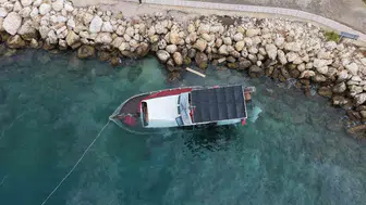 Narlıkuyu sahilinde fırtına dehşeti: Özel tekne kıyıya sürüklenerek yan yattı
