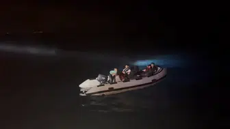Didim açıklarında motoru arızalanan bottaki 7 kişi Sahil Güvenlik ile kurtarıldı