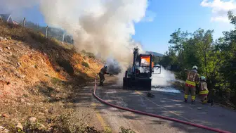 İskenderun'da seyir halindeki iş makinesi yanarak hurdaya döndü