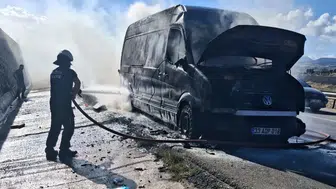 Merzifon yolunda seyir halindeki hırdavat yüklü kamyonet alevlere teslim oldu