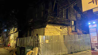 Fatih'te tarihi ahşap binanın üst katı fırtınaya dayanamadı