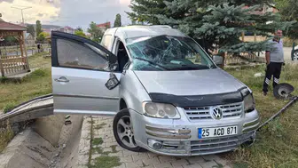 Sarıkamış'ta kontrolden çıkan araç park alanına uçtu: 2 yaralı