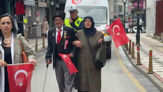 Gaziler Günü yürüyüşünde vefalı destek: Yürümekte zorlanan gazi ambulansla taşındı