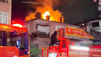 Bolu'da geceyi aydınlatan çatı yangını mahalleliyi sokağa döktü