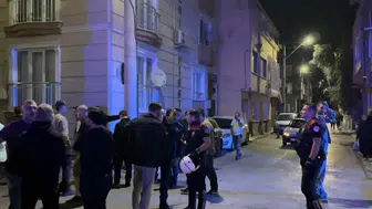 Parktaki kavgada silahını çeken genç kendi bacağını vurdu