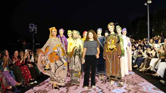 Galataport'ta eşarp defilesi: Ünlü isimler podyumda şıklık yarışına girdi
