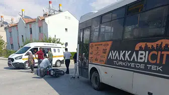 Erzincan'da yolcu midibüsü ile motosikletin karıştığı kazada bir kişi yaralandı