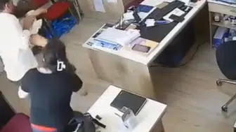 Muhtarlıkta şeker krizi: 3 yaşındaki çocuğun hayatını Heimlich manevrası kurtardı