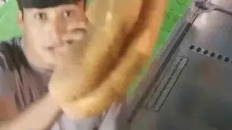 Düzce'de gece yarısı dürüstlük örneği: Kapalı marketten aldıkları ekmeğin parasını kameraya gösterip bıraktılar