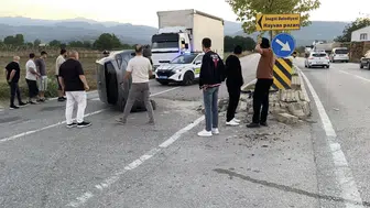 İnegöl'de ani manevra faciaya yol açtı: Refüje çarpan otomobil devrildi