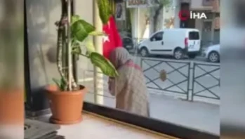 Eskişehir’de Duygulandıran An: Yaşlı Kadın Bayrağı Öpüp Başının Üstüne Koydu