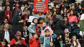 "Kucak Dolusu Hayaller Projesi" Minik Taraftarları Tribünlerle Buluşturdu