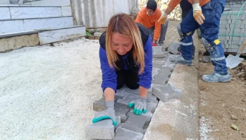 Başkan Tekin sahaya indi, parke taşlarını kendi elleriyle döşedi