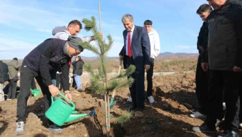 Kütahya’da 100. Yıl Eğitim Ormanı’nda Öğretmenler Günü için fidanlar toprakla buluştu