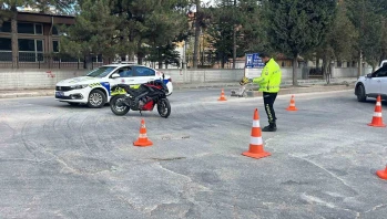 Tavşanlı’da motosiklet ile otomobil çarpıştı: Sürücü hastaneye götürüldü