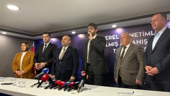 CHP’li Meclis Üyesi Berke Akyel AK Parti’ye Geçerek Rozet Taktı
