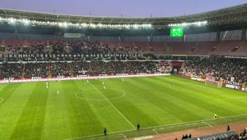 Eskişehirspor – Balıkesirspor Maçında İlk Yarı Bitti: Kartlar Çıktı, Gol Çıkmadı