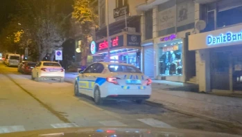 Yan bakma kavgası kanlı bitti: Bacağına saplanan bıçağı çıkarıp tartıştığı kişiyi ağır yaraladı