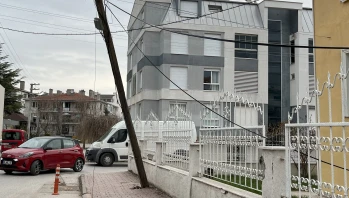 Eskişehir’de Tehlike Saçan Telefon Direği