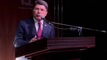 Yılmaz Tunç: "Bayrak İndirme Olayıyla İlgili Gözaltı Süreçleri Devam Ediyor"