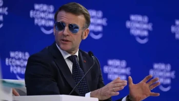 Macron neden gözlük takıyor?