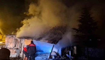 Afyonkarahisar’da Korkutan Yangın: Odunluk Alevlere Teslim Oldu